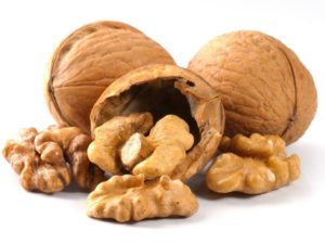 Whole and shelled walnuts